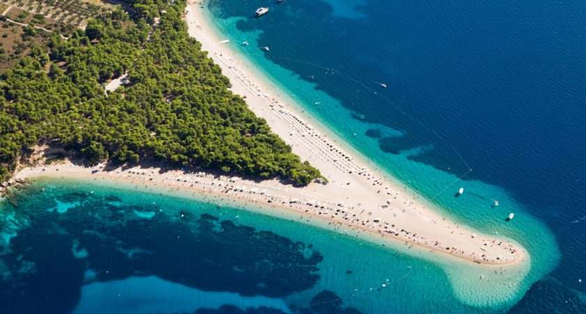 zlatni-rat-Ostrov-Brač-Chorvatsko-840x450